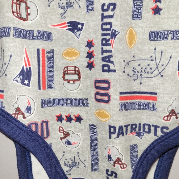 🆕️ New NFL England Patriots Football Baby Outfit Onesie Bib Set 🏈 - Picture 3 of 4